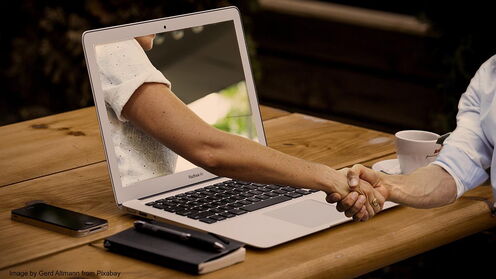 Schmuckbild Handschlag aus Laptop
