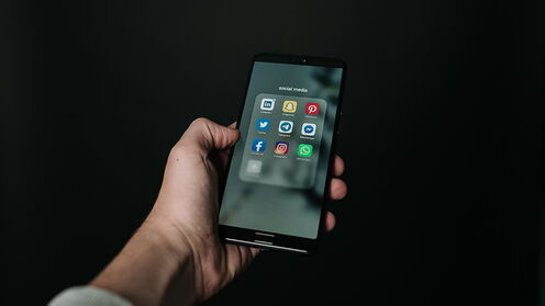 Smartphone mit Social Media Apps